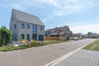 Verder af te werken woning met o.a. 4 slaapkamers, inpandige garage, ...<br />Gunstig gelegen in een doodlopende straat in het rustige Poederlee (Lille).<br /><br /><strong>Omschrijving:<br /></strong>We betreden de woning via de inkomhal, waar het hoge plafond en de lichtinval meteen opvalt! Hier vinden we het gastentoilet terug onder de trap. <br />De woonkamer, met open keuken is ± 47m² groot en geniet van zeer veel natuurlijke lichtinval.<br />Aansluitend bevindt zich de wasplaats / berging met hiernaast de inpandige garage.<br /><br />Op de <span>eerste verdieping</span> bevinden zich 3 ruime slaapkamers, een bureau (mogelijk 4e slaapkamer OF locatie om een trap naar de zolderverdieping te plaatsen!), de badkamer en een apart toilet.<br /><br />De <span>zolderverdieping</span> is momenteel toegankelijk met ladder. In de bureau bestaat er echter de mogelijkheid om een vaste trap te installeren, zodat je hier ook nog gemakkelijk 2 extra slaapkamers van kan maken!<br /><br /><strong>Algemeen:<br /></strong>* Af te werken woning met veel potentieel<br />* Zelfbouwmaterialen reeds voorzien: Warmtepomp, vloerverwarming, elektriciteit, zonnepanelen, ...<br />* Voorzien van elektrische rolluiken