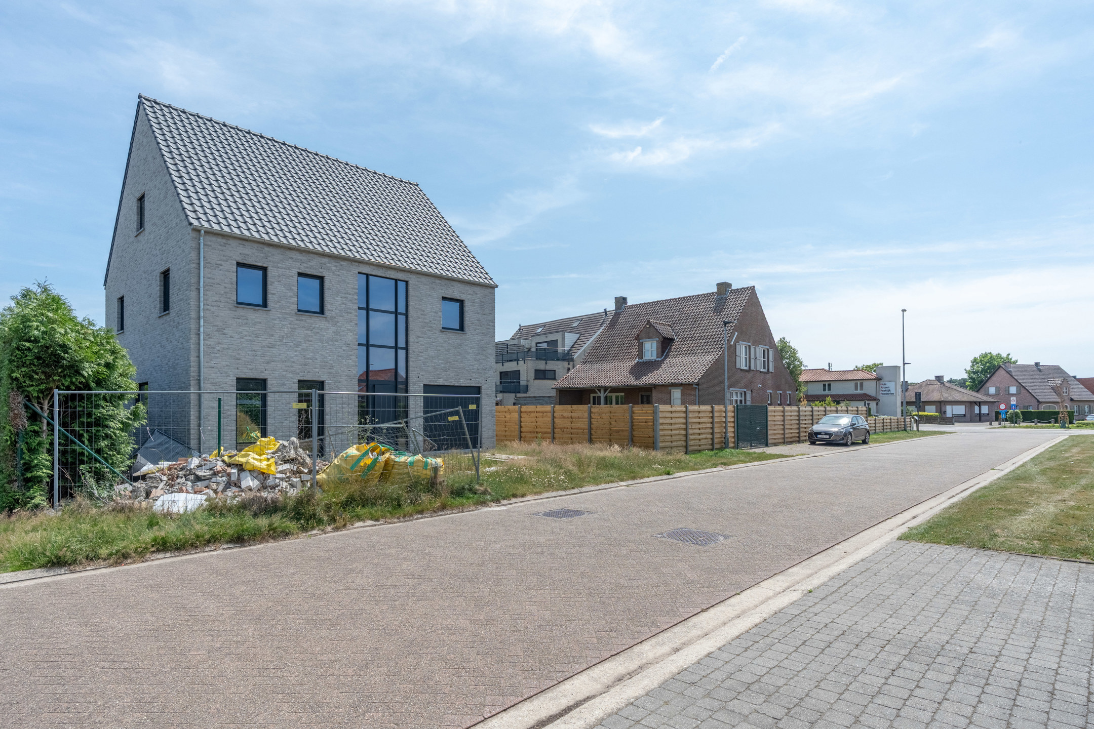 Verder af te werken woning met o.a. 4 slaapkamers, inpandige garage, ... - foto 1
