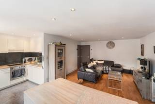 <p>Het appartement is gelegen in het centrum van Maldegem op wandelafstand van alle mogelijke winkels, scholen en openbaar vervoer. Daarnaast is er een vlotte verbinding met het binnenland en de kust.</p>
<p>Het appartement is gelegen op de tweede verdieping (te bereiken via de lift) en is ingedeeld in: leefruimte met open keuken, berging, apart toilet, badkamer (met douche en lavabo) en slaapkamer met bureauhoek. Vanuit de leefruimte is er toegang tot het zuidwest gerichte balkon.</p>
<p>Het appartement is momenteel vast verhuurd voor €739/maand en kan zo eveneens de ideale investering vormen.</p>
<p>Van dit appartement uw nieuwe thuis óf een gedroomde investering maken?</p>
<p>Contacteer Bonne Vastgoed 7 op 7 voor meer info via 050/73.73.73 of info@bonnevastgoed.be</p>