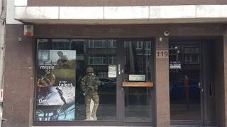 <p><span>Kantoorruimte op het gelijkvloers van ca. 105 m² op zeer gunstige locatie.</span></p><p><span> </span></p><p><span>Deze kantoorruimte is gelegen vlakbij scholen, winkels en met gemakkelijke toegang tot het openbaar vervoer.</span></p><p><span> </span></p><p><span>De indeling omvat een ruime entree met ontvangstruimte en wachtkamer, een kitchenette, een douche, twee toiletten, twee aparte kantoorruimtes en een kelder.</span></p><p><span> </span></p><p><span>Het pand is momenteel verhuurd aan een defensie kantoor. De huidige huurovereenkomst loopt tot augustus 2027 en dient gerespecteerd te worden.</span></p><p><span> </span></p><p><span>De huidige huurder gebruikt de ruimte al bijna 14 jaar en heeft interesse getoond in een verlenging van het contract.</span></p><p><span> </span></p><p><span>Dit kan tevens een goede investeringsmogelijkheid zijn.</span></p>