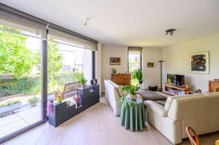 Deze assistentiewoning in residentie "Baudry" klinkt als een plek voor wie op zoek is naar een luxueus en comfortabel verblijf tijdens hun derde jeugd. Gelegen op de eerste verdieping, biedt dit appartement alle voorzieningen die een actieve en levenslustige zestiger zou kunnen wensen. Het appartement heeft een goed doordachte indeling met een ruime inkomhal, een lichte woonkamer met een volledig ingerichte luxe keuken, en praktische extra's zoals een wasplaats/berging. De twee ruime slaapkamers en de stijlvolle badkamer met een inloopdouche en modern sanitair zorgen voor maximaal comfort. Het terras biedt een fijne buitenruimte om van de frisse lucht te genieten. Dit appartement komt met een overdekte parkeerplaats en ruime berging. De residentie biedt tal van faciliteiten zoals een receptie, brasserie, fitnessruimte, en zelfs een sauna. Voor wie graag actief blijft, zijn er zit- en leeshoeken, een petanquebaan, en een fietsenberging. De aangeboden diensten, zoals kapper, boodschappenhulp en woonassistentie, maken het dagelijkse leven nog makkelijker. Met een ligging op wandelafstand van de dorpskern van Bornem, is alles wat u nodig heeft binnen handbereik. Bovendien is de woning ook geschikt voor rolstoelgebruikers, wat het toegankelijk maakt voor iedereen. De maandelijkse kosten bedragen €249,33, inclusief privatief water en verwarming. Kortom, deze assistentiewoning lijkt de ideale keuze voor een hippe zestiger die op zoek is naar een luxe appartement met een sociaal aspect.