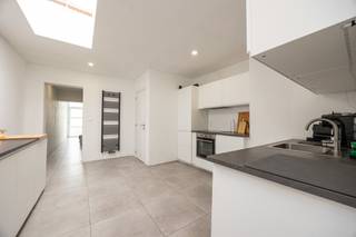 Deze gerenoveerde woning heeft een uitstekende mobiscore vlakbij openbaar vervoer, supermarkt, sportclub, scholen en A12. De woning ligt op een boogscheut van de Wandeldijk aan de Rupel en het bos Walenhoek. <br /><br />INDELING: Inkomhal - Ingerichte leefruimte op steentapijt voorzien van gashaard - recent vernieuwde keuken met lichtkoepel voorzien van alle comfort - volledig vernieuwde achterbouw met badkamer voorzien van douche, lavabo en toilet - wasruimte. Bij de achterbouw werden bovendien alle leidingen, het dak en de isolatie aangepakt. Verdieping 1 omvat een ruime slaapkamer voorzien van airco en een slaapkamer/bureau met rechtstreeks toegang tot het Zuid terras. Extra mezzanine/bergzolder. De woning heeft een kelder en beschikt over voldoende opslag- en bergruimte.<br /><br />BIJZONDERHEDEN: Woning in dorpskern op 2 min. van bushalte. P&amp;G score: A - EPC 193 UC 2622723 - Beschikbaar bij akte<br />Meer info? Bel 03 361 51 51 of via info@yvesvanpelt.be