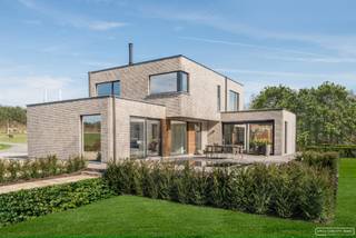 Ontdek deze prachtig nog te bouwen woning op een perceel van 800m2  en een bewoonbare oppervlakte van 230 m2 op toplocatie te Wielsbeke.Gelegen in...