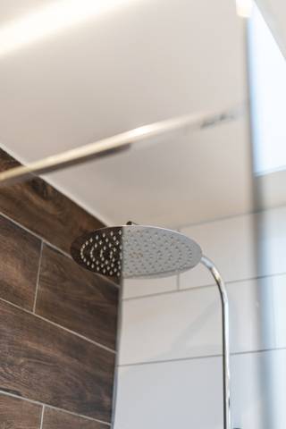 <p>Deze goed gelegen hoekwoning bevindt zich in de <strong>kern van Rumst</strong> en combineert een ruime gezinswoning met een afzonderlijke handels- of praktijkruimte. Dankzij de aparte toegangen is het pand bijzonder geschikt voor wie <strong>wonen en werken wil combineren</strong>, maar ook voor een zelfstandige activiteit, praktijk of investering.</p><p></p><p><strong>Richtprijs: €379.000<br />Beschikbaarheid: vanaf akte <br />Elektriciteit Conform ARE</strong><br /></p><p><strong>Handelsruimte - ca. 52m²</strong></p><p>De voormalige handelsruimte, momenteel verhuurd en in gebruik als <strong>schoonheidssalon</strong>, beschikt over een oppervlakte van ongeveer <strong>52 m²</strong> en een <strong>volledig afzonderlijke inkom</strong>. Hierdoor kan de commerciële ruimte onafhankelijk van de woning worden gebruikt.</p><p> </p><p>De woning beschikt eveneens over een <strong>afzonderlijke inkom</strong> en omvat op het gelijkvloers een aangename leefruimte. De woonkamer staat rechtstreeks in verbinding met de eetkamer en sluit aan op de <strong>vernieuwde, afzonderlijke keuken</strong>.</p><p>Verder bevindt zich op het gelijkvloers een ruime badkamer, uitgerust met <strong>toilet, douche en lavabo</strong>, die doorheen de jaren werd vernieuwd. Er is bovendien voldoende ruimte om eventueel nog een <strong>bad te plaatsen</strong>.</p><p>Aansluitend aan de keuken vinden we een praktische <strong>bijberging/wasberging</strong>, met rechtstreekse toegang tot de <strong>koer/het terras</strong>.</p><p> </p><p>De verdieping biedt een verrassend ruime indeling en omvat momenteel:</p><ul><li><p><strong>3 slaapkamers</strong></p></li><li><p><strong>Dressingkamer</strong>, die eventueel als 4de slaapkamer kan worden ingericht</p></li><li><p>Centrale ruimte met mogelijkheid tot inrichting van een <strong>extra badkamer met toilet en lavabo</strong></p></li><li><p>Afzonderlijke bergruimte/zoldergedeelte</p></li></ul><p>De woning is <strong>instapklaar</strong> en biedt dankzij de ruime indeling nog verschillende mogelijkheden om ze verder af te stemmen op de noden van een gezin.</p><p><br />De woning is zeer centraal gelegen in Rumst, op wandelafstand van diverse voorzieningen. Het nabijgelegen <strong>park, basketbalplein en de speeltuin</strong> vormen een bijzondere troef voor gezinnen met kinderen.</p><p>Daarnaast zijn er in de onmiddellijke omgeving voldoende <strong>parkeermogelijkheden en allerhande dagelijkse voorzieningen</strong>.<br /></p><p><strong>Extra troef - gevelwerken voorzien</strong></p><p>De geplande <strong>gevelwerken, waaronder de aanpassing van het houtwerk</strong>, worden voorzien tegen <strong>10/2026</strong>. Deze werken zullen nog <strong>volledig door de verkoper worden bekostigd</strong>.</p><h3></h3>
