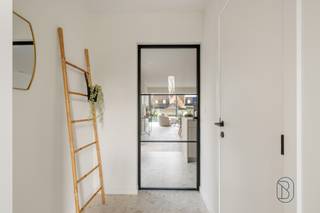 Topgelegen kwaliteitsvolle nieuwbouwwoning, stijlvol afgewerkt! (+ 21% BTW)Indeling: inkom met traphal, vestiaire en apart toilet, lichtrijke...