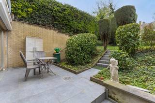 Immo Pické biedt U deze statige en gunstig gelegen eengezinswoning aan gelegen in de nabijheid van winkels, openbaar vervoer, scholen en de belangrijkste verbindingswegen (o.a. R0). Deze woning heeft twee afzonderlijke ingangen en is bijgevolg uitermate geschikt voor het uitoefenen van een vrij beroep of de bewoning als zorgwoning. Via de eerste inkomhal begeven we op het gelijkvloers naar een ruimte die actueel bestaat uit een hal, een ingerichte keuken, een woonkamer met slaaphoek en een ingerichte badkamer met douche en toilet. Via de tweede inkomdeur betreden we de tweede inkomhal die uitgeeft op een garage voor één wagen. Via een statige trap begeven we ons naar de eerste verdieping die bestaat uit een hal, een zeer lichtrijke woonkamer met aangrenzende eetkamer (L-vorm), een ruime gedeeltelijk ingerichte keuken en een sanitaire ruimte. Op deze verdieping vinden we ook een terras. Op de tweede verdieping kunnen we een nachthal, 4 slaapkamers en een badkamer terugvinden. De woning is volledig onderkelderd. Achter de woning vinden we een leuk terras en een volledig ingerichte stadstuin. Open autostaanplaats aanwezig voor de garage.