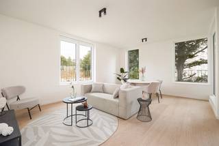 <p><span> </span></p><p><span>Terrazzotegels, een houten parketvloer, keukentoestellen van Whirlpool, zonnepanelen op het dak: dit stijlvolle nieuwbouwappartement springt eruit door de hoogwaardige afwerking en de energiezuinige technieken. Je woont hier bovendien heel rustig, met het Rivierenhof om je hoek. Nóg troeven? Je betaalt mits voldaan aan de voorwaarden maar 6% btw; </span></p><p><span> </span></p><p><span>De piekfijne, kwalitatieve afwerking van dit splinternieuwe appartement valt onmiddellijk op. Het appartement is reeds volledig afgewerkt waardoor het onmiddellijk beschikbaar is. </span></p><p><span>De open keuken is uitgerust met toestellen van Whirlpool (opnieuw een garantie op topkwaliteit), een inductieplaat en een mooi werkblad. De keuken vormt één geheel met de indrukwekkend lichtrijke leefruimte. Door de grote ramen valt er de hele dag door veel licht binnen. Deze ruimte is het kloppend hart van het appartement: ideaal om tot rust te komen of gasten te ontvangen.</span></p><p><span>Het grote schuifraam in de open leefruimte geeft uit op het oost-gerichte terras. Hier is plaats voor een tafeltje met stoelen en een loungezetel. Aan de balustrade kan je zelfs een zitbank installeren.</span></p><p><span>De ruime slaapkamer heeft dezelfde parketvloer als de leefruimte, Alu-ramen en ingebouwde verluchting. De ensuite badkamer is luxueus afgewerkt met een inloopdouche met regenkraan en keramische tegels, dubbele lavabo, een ronde spiegel en terrazzotegels in steenlook. </span></p><p><span> </span></p><p><span>Modern en energiezuinig</span></p><p><span>Dit nieuwbouwappartement voldoet aan alle hedendaagse normen. Je stroom wordt opgewekt door 5 zonnepanelen, dat voel je aan je energiefactuur. De omvormer hangt trouwens, samen met onder andere de aansluiting voor de wasmachine, netjes afgescheiden in de berging.</span></p><p><span> </span></p><p><span>Rivierenhof om de hoek</span></p><p><span>Je woont hier ideaal, overal dichtbij en toch heerlijk rustig en groen. Het prachtige Rivierenhof, het grootste park van de stad, ligt op amper een paar minuten wandelen. Binnen een straal van nog geen 500 meter zijn liefst vier supermarkten. Ook heel wat buurtwinkels zijn vlakbij. Met de fiets, de bus of de tram sta je snel in de stad, met de auto sta je zo op de autostrade. </span></p><p><span>De herontwikkeling van de Wouter Haecklaan heeft een positieve invloed in de verdere ontwikkeling van de buurt. </span></p><p><span> </span></p><p><span>Ondergrondse autostaanplaats optioneel aan te kopen voor €28.200. </span></p><p><span> </span></p>