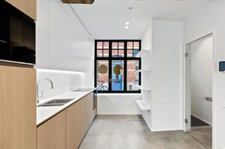 Wonen in het hart van Brugge in een woning waar stijl, comfort en energiezuinigheid perfect samenkomen?<br />Deze charmante stadswoning werd totaal gerenoveerd in 2025 met een high-end afwerking met een indrukwekkend eindresultaat. De renovatie ging veel verder dan esthetiek: er werd sterk ingezet op duurzaamheid en wooncomfort, wat resulteert in een EPC-label A (E 36/EPC 56), zonnepanelen en vloerverwarming op het gelijkvloers.<br />Op het gelijkvloers kom je binnen via een inkom- en trappenhal die uitgeeft op de open keuken en lichtrijke leefruimte. Grote raampartijen zorgen voor een mooie connectie met het zuidwestgericht terras, een echte meerwaarde in de stad. Verder zijn er een berging en een afzonderlijk gastentoilet.<br />De eerste verdieping omvat twee ruime slaapkamers en een luxueuze badkamer met inloopdouche en dubbele wastafel.<br />Op de tweede verdieping bevinden zich een derde slaapkamer en een extra ruimte met aansluitingen voor wasmachine en condensdroogkast.<br />De woning is volledig afgewerkt, geschilderd en instapklaar. Dankzij het domoticasysteem stuur je verlichting, verwarming, audio, alarm en ventilatie moeiteloos aan volgens jouw wensen. De ingerichte keuken en maatkasten zijn uitgevoerd in hoogwaardige materialen.<br />Een uitzonderlijke woonkans voor wie zorgeloos, energiezuinig en stijlvol wil wonen in het centrum van Brugge.<br /><br />Interesse?