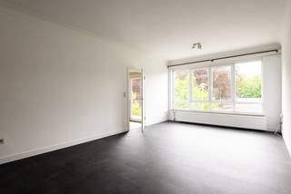 In een kleinschalig gebouw met een breedte van 7 meter, bevindt zich dit 2 slaapkamer appartement. Inkomhal met apart toilet en berging, woonkamer aan keuken met toegang naar balkon. Badkamer voorzien van ligbad en lavabo, 2 slaapkamers waarvan één met toegang naar achterliggend terras. Extra's: Conforme elektrische keuring, geen asbest. Aangezien het appartement energielabel F heeft, dient u het appartement naar minimaal label D te brengen binnen 6 jaar na aankoop. De rennovatieplicht is van toepassing.