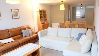 Op een uitstekende locatie in Knokke-Heist, op wandelafstand van zowel de zee als diverse winkels, bevindt zich dit prachtig gemeubeld...