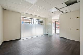 Op wandelafstand van de Grote Markt, bevindt zich deze handelsruimte.De handelsruimte op het gelijkvloers valt meteen op dankzij de grote glazen...