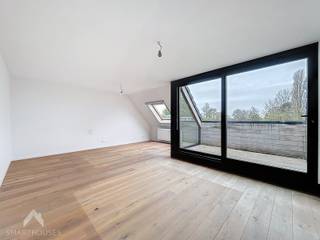 Dit charmante dakappartement, gelegen op de tweede verdieping aan de achterzijde van het gebouw, biedt rust en comfort in een aangename...