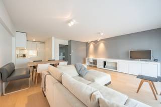 <strong>Résidence Chapon Fin</strong><br /><br />Dans un emplacement exceptionnel sur l'Avenue de la Côte, près de la Place du Lichttoren et entouré de boutiques, de restaurants et d'un supermarché, se trouve cet appartement joliment décoré avec parquet continu. La pièce de vie à l'avant bénéficie d'un bel apports de lumière et est aménagée avec un meuble TV intégré qui peut également servir de bureau. La cuisine ouverte s'harmonise avec la salle à manger et est équipée d'appareils modernes, créant ainsi un ensemble accueillant.<br /><br />Dans le hall d'entrée, un WC invités et un placard pratique sont prévus. À l'arrière, se situent les deux chambres à coucher, chacune avec un accès à la terrasse calme. La chambre principale dispose de placards intégrés et d'une salle de bains attenante avec baignoire-douche, lavabo et toilettes. La deuxième chambre est équipée de deux lits superposés, de placards intégrés et d'une salle de bains privative avec lavabo et douche.<br /><br />Un confort supplémentaire est fourni par le local à vélos commun et la cave privative. Un lieu de vie idéal pour ceux qui recherchent un appartement raffiné au cœur de Knokke-Zoute.<br /><br />Souhaitez-vous visiter cet appartement ? N'hésitez pas à planifier un rendez-vous !<br /><em>Ref : A753</em>