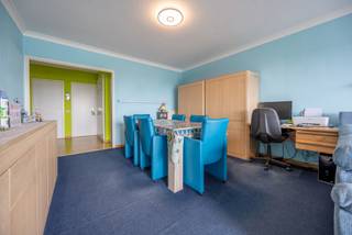 Dit mooi en verzorgd appartement op de 12 de verdieping heeft een prachtig uitzicht en een terras over de breedte van het appartement.<br /><br />Het appartement heeft een inkom met ingemaakte kast en veiligheidsdeur, een ruime living (34m²) en uitgeruste keuken, een aparte wc, een berging een badkamer en 2 slaapkamers.<br /><br />De keuken is uitgerust met een dubbele spoelbak, een combi-oven, een ceramische kookplaat, een dampkap en kasten boven en onder. <br /><br />De badkamer met stenen vloer heeft een mooie inloopdouche, een lavabo met meubel en er is een aansluiting voorzien voor een wasmachine en droogkast.<br /><br />De 2 slaapkamers (13m² -16m²) zijn ruim en hebben een mooi zicht op Antwerpen.<br /><br />In de vraagprijs is een kelder INBEGREPEN !<br /><br />Mogelijkheid om een ondergrondse staanplaats aan te kopen aan €15.000<br /><br />De elektriciteit is conform en het appartement heeft een zeer gunstig EPC ( LABEL B , 138kWh/m² jaar)<br /><br />stedenbouwkundig uittreksel is in aanvraag.<br /><br />Voor meer info of een bezoek ter plaatse kan u vrijblijvend contact opnemen met Philip op het nr.: 0476/999.029 of philip@reds.be