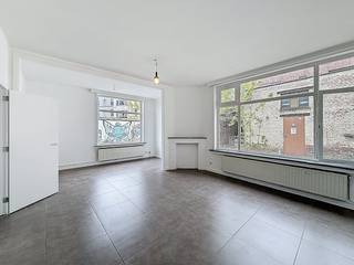 Cette maison de plain-pied unique située dans la Forelstraat a un caractère particulier : il s'agit d'une ancienne maison de gardien récemment rénovée. Le grand salon attire immédiatement le regard et, grâce aux grandes fenêtres, laisse entrer beaucoup de lumière naturelle.En outre, la maison dispose d'une chambre spacieuse à part entière et d'une salle de bain confortable offrant suffisamment d'espace pour se déplacer. Un atout rare et extrêmement pratique pour cet emplacement à Gand est la place de parking associée, située juste à côté de la maison. Ainsi, vous pouvez toujours garer votre voiture sans soucis et à proximité de chez vous.Disposition de la maison :Hall d'entrée - salon - cuisine - chambre à coucher - salle de bain - WC - place de parking