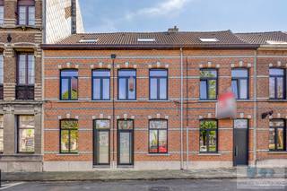 Op een uitstekende locatie te Lier bevinden zich deze 2 charmante rijwoningen met 3 volwaardige slaapkamers en gezellige stadstuin.<br /> <br />Deze volledig gerenoveerde, hedendaagse woningen zijn gelegen in een rustige, kindvriendelijke straat op wandelafstand van centrum Lier wat ervoor zorgt dat winkels, scholen en openbaar vervoer binnen handbereik zijn.<br /><br />We betreden de woningen langs de voordeur waar de inkomhal enerzijds toegang geeft tot de ruime fietsenberging en anderzijds tot de aangename leefruimte met maximale lichtinval. Aansluitend de leefruimte, is er de aanwezigheid van een hedendaagse keuken met alle hedendaagse toestellen en comfort. Achterliggend bevindt zich een apart toilet en berging met wasplaats. De keuken biedt toegang tot de gezellige, volledig afgesloten stadstuin waar het heerlijk vertoeven is.<br /><br />Terug in de leefruimte, geeft de vaste trap een toegang tot het 1 ste verdiep. Hier treffen we één ruime slaapkamer en badkamer uitgerust met inloopdouche, ligbad, dubbele wastafel en toilet. Via de overloop komen we op het 2 de verdiep, deze maakt plaats voor nogmaals 2 ruime slaapkamers.<br /><br />Door het gebruik van duurzame, kwalitatieve materialen alsook conforme isolatienormen, zonnepanelen en vloerverwarming, genieten deze instapklare woningen beiden EPC label A.<br /><br />Kortom, zorgeloos wonen op een toplocatie te Lier!<br />Neem gerust contact op met ons voor meer info of een bezoek ter plaatse.
