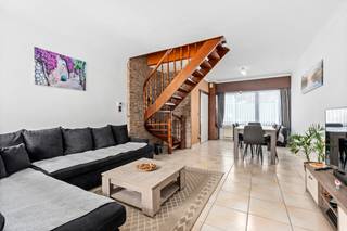 <p>Te koop: gesloten bebouwing in Sint-Niklaas, gelegen in een residentiële omgeving nabij scholen, openbaar vervoer en belangrijke invalswegen.</p>
<p>Deze woning combineert een praktische indeling met aangename leefruimtes en een mooie tuin van 130 m². De lichtrijke living vormt het hart van de woning en sluit aan op de veranda en de buitenruimte. Dankzij de drie volwaardige slaapkamers biedt deze woning voldoende ruimte voor gezinnen of wie extra hobby- of bureauruimte zoekt. De ligging aan de stadsrand van Sint-Niklaas zorgt voor een vlotte bereikbaarheid en een aangename woonomgeving. Bovendien beschikt de woning over een EPC-label C.</p>
<p> </p>
<p>• Ruime living (33,9 m²) met veel lichtinval<br />• Volledig ingebouwde keuken (6,92 m²) met inductiekookplaat, oven en ingemaakte kasten<br />• Veranda (6,68 m²) met zicht op de tuin<br />• Badkamer (8,25 m²) met dubbele wastafel en douche<br />• Apart toilet met handenwasser<br />• Wasplaats/technische ruimte met aansluitingen voor wasmachine en droogkast<br />• 3 ruime slaapkamers van 18,02 m², 15,82 m² en 25 m²<br />• Tuin van 130 m² met terras en tuinhuis</p>
<p>Troeven<br />• Residentiële ligging nabij scholen, openbaar vervoer en invalswegen<br />• Drie ruime slaapkamers en praktische indeling<br />• Aangename tuin met terras en tuinhuis</p>
<p>Neem vandaag nog contact op met je ERA-makelaar voor een bezoek. JOUW DROOMHUIS. ZO GEVONDEN!</p>
