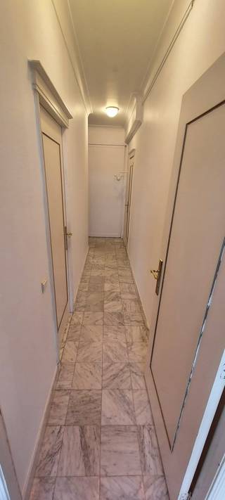 Te koop: ruim 3-slaapkamerappartement met panoramisch zichtGelegen op de 7de verdieping met een prachtig panoramisch zicht op de Belgiëlei, vindt u dit ruime en lichtrijke 3-slaapkamerappartement. Het appartement beschikt over een grote inkomhal, een zonnige leefruimte, een volledig geïnstalleerde keuken met gezellige zithoek, een gastentoilet, twee badkamers en een aangenaam terras.Elke verdieping in het gebouw telt slechts één appartement, wat zorgt voor extra privacy en rust.Het appartement is momenteel verhuurd, maar er bestaat een akkoord tussen huurder en verhuurder om de huurovereenkomst te beëindigen zodra er een koper wordt gevonden.Interesse in een bezoek?Bel ons op 03/30.37.937 of mail naar info@nadlanimmo.be.Wij begeleiden u graag persoonlijk bij uw zoektocht!