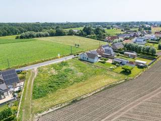 Op dit ruime villaperceel van 716m² krijg je alle vrijheid om jouw ideale thuis te realiseren. Dankzij de flexibele stedenbouwkundige voorschriften, met mogelijkheden voor één of twee bouwlagen en een vlak of hellend dak, ontwerp je een woning die perfect aansluit bij jouw woonwensen.
Hier bouw je geen standaardwoning, maar een thuis die volledig afgestemd is op jouw manier van leven. Samen met Hyboma werk je een woning op maat uit, in de stijl die bij jou past en met de vrijheid om een eigen architect te kiezen.
Dankzij de huidige energienormen en duurzame bouwtechnieken woon je comfortabel, toekomstgericht en energiezuinig.
In de Oude Wijnendalestraat in Torhout woon je rustig, met alle voorzieningen binnen handbereik.
Je woont omgeven door groen met een open zicht op de velden en vlak bij het Kasteel d’Aertrycke.
Zie jij jezelf hier al wonen? Contacteer nieuwbouwadviseur Kristof voor meer informatie of maak een afspraak om de mogelijkheden van deze villapercelen te ontdekken