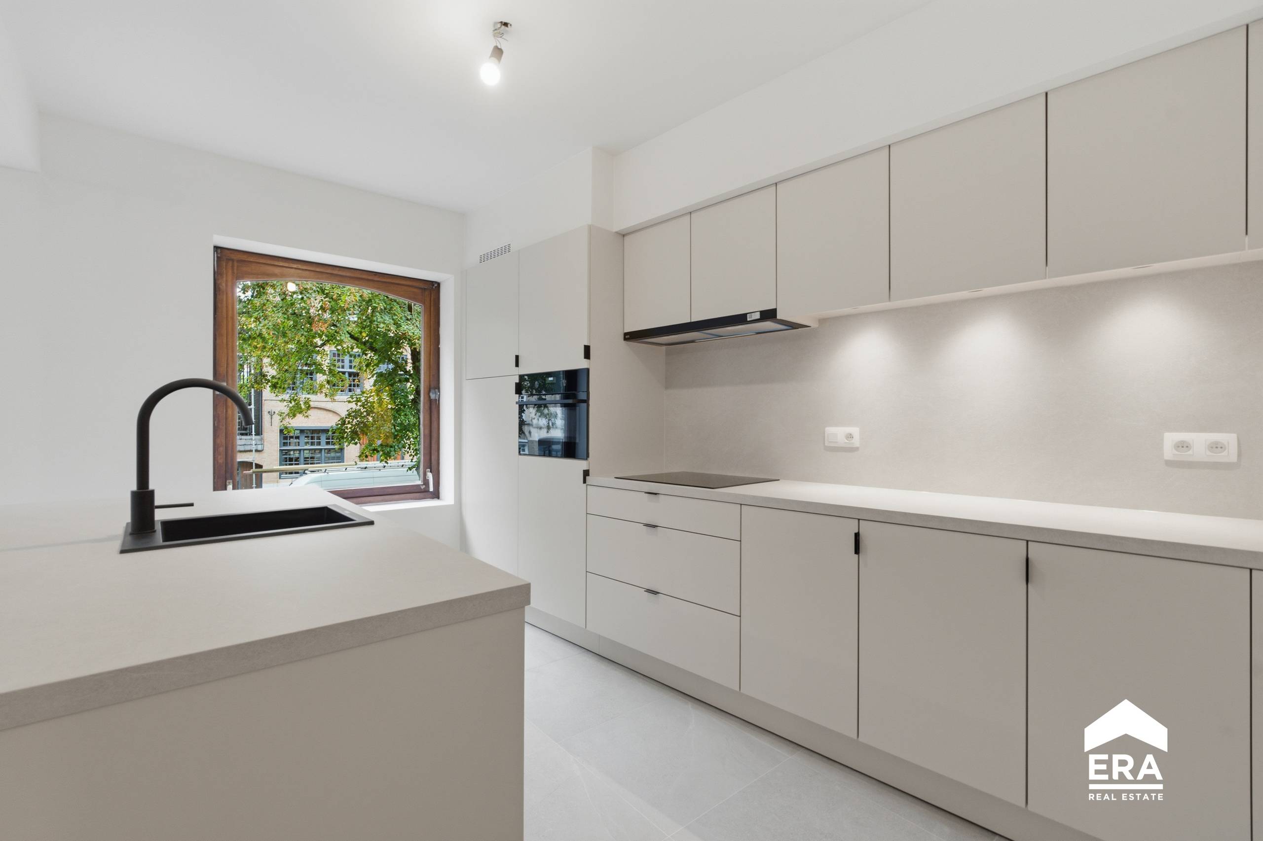 Volledig gerenoveerd appartement met 3 slpk en garage - foto 4