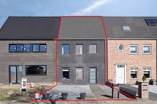 Disposition comme suit :- Hall d'entrée spacieux avec toilettes invités sur sol carrelé.- Espace de vie ouvert divisé en une salle à manger...