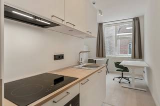 Gemeubelde studio's met een EPC A-label op een toplocatie te centrum Leuven! De verkoop geschiedt volledig onder registratierechten!<br /><br />Project bestaande uit eigentijdse, ruime en lichtrijke studio's waarvan verschillende met een slaapniveau en terrassen. <br /><br />Het project wordt gekenmerkt door grote ramen en hoge plafonds en is gelegen op een centrale ligging nabij Groep T, verschillende campussen en het station van Leuven!<br />Alle studio's beschikken over een volledig ingerichte keuken en een badkamer met een inloopdouche, een wastafel met een spiegel en een toilet.<br /><br />Door een goede isolatie, lucht-lucht warmtepompen, zonnepanelen en hoogwaardig glas zijn deze studio's zeer energiezuinig en allen voorzien van een EPC label A en zijn ze klaar voor de toekomst!<br /><br />Voor degene die de studio niet zelf in gebruik nemen en willen verhuren, bieden we een huurgarantie voor academiejaar '26-'27.<br /><br />Voor meer info of een bezoek ter plaatse kan u contact opnemen via arnaut@immojanstas.be of 0495/292080!