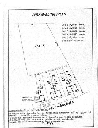 Op een zeer rustige locatie, gelegen in de landelijke deelgemeente Wambeek (Ternat), vind je deze bouwgrond met een oppervlakte van 11a 73ca. De grond maakt deel uit van een niet-vervallen verkaveling met volgende bouwvoorschriften: de grond heeft een breedte van 13,25m. Men dient een bouwvrije strook van 4m te hanteren wat neerkomt op +/- 9 gevel op een diepte van 15m op het gelijkvloers - op de verdieping een maximum diepte van 10m en een minimum diepte van 8m. Bijkomend dient men de dakhelling te volgen van de linker buur wat betekent dat men nog een zoldervolume heeft waar bijkomend kamer(s) kunnen gecreëerd worden. Men dient het gabarit (lees: bouwvolume) te volgen van de linker buur. U zoekt rust en wenst een woning naar uw goesting waar thuiskomen een verademing is? Dan kan dit uw woonplek worden. Voor bijkomende info, aarzel niet ons te contacteren via affligem@immoaccenta.be.