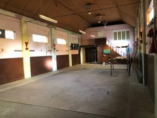 Een ruime opslag ruimte met een vrije hoogte van ca 6m, groot 247m². De ruimte is bereikbaar via een garagepoort met een breedte van 2.05m:...