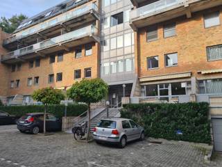 <strong>Gezellig 1-slaapkamerappartement met terras en autostaanplaats (verplicht bij aan te kopen) in Leuven</strong><br /><br />Op de vierde verdieping, binnen de ring van Leuven, bevindt zich dit lichtrijke appartement met open keuken, ruime slaapkamer, badkamer (met bad/douche, lavabo en toilet) en een heerlijk zonnig zuidgericht terras. Hier geniet u van rust en groen, vlakbij het bruisende stadscentrum.<br /><br />Aan de rand van het bruisende centrum. Alle voorzieningen zoals winkels, supermarkten, scholen en Gasthuisberg liggen op wandelafstand, terwijl ring, snelweg en openbaar vervoer vlot bereikbaar zijn!<br /><br />De autostaanplaats is verplicht bij aan te kopen aan €19.900. Het appartement is momenteel verhuurd aan €800 per maand + €50 kosten, wat het ook tot een interessante investering maakt.<br /><br />Ook perfect voor studerende kinderen: de studio is kleiner dan 60m2 wat maakt dat je recht hebt op een verlaagde tweede verblijfstaks! <br /><br /><strong>Interesse? Bel 016 56 56 14 of mail info@immogve.be</strong>