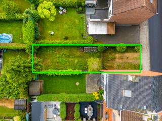 Immo Pické biedt U deze bouwgrond aan gelegen in een niet vervallen verkaveling voor het bouwen van een gesloten eengezinswoning. Deze bouwgrond is gelegen in de onmiddellijke omgeving van scholen, openbaar vervoer, winkels en de belangrijkste verbindingswegen.<br /><br />Bijkomende informatie:<br />- Voorgevelbreedte: 6,25m<br />- Diepte gelijkvloers: 15m<br />- Diepte verdieping: 12m<br />- Nokhoogte: gabarit van naastliggende woning - maximaal 9m<br />- Achteruitbpiwstrook: gelijk met naastliggende gevels<br />- Tuinhuisje: max 10m²<br />- Inpandige garage