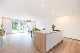 <p><span>Instapklare, gerenoveerde HOB met 4 slaapkamers, bureel en zonnige tuin in Hombeek</span></p><p><span>Deze prachtige woning werd in 2021 gerenoveerd en combineert hedendaags wooncomfort met een uitstekende energiezuinigheid. Dankzij de gunstige ligging vlak bij het dorpscentrum en een school, is dit de ideale thuisbasis voor gezinnen die comfort en bereikbaarheid belangrijk vinden.</span></p><p><span>Bij het binnenkomen word je meteen verwelkomd door de prachtige leefruimte met open keuken, waar licht, ruimte en gezelligheid centraal staan. </span></p><p><span>De woning beschikt over </span><span>4 volwaardige slaapkamers en een aparte bureauruimte</span><span>, die perfect kan dienen als thuiswerkplek of eventueel als vijfde slaapkamer. Daarnaast zijn er </span><span>2 badkamers</span><span> aanwezig: één uitgerust met een douche en één met een bad.</span></p><p><span>De grote, zuidwestgerichte tuin biedt volop mogelijkheden om te ontspannen, te genieten van de middag- en avondzon of gezellig te tafelen met familie en vrienden.</span></p><p><span>Op energetisch vlak scoort deze woning bijzonder goed met een </span><span>EPC-label A</span><span>. De 16 zonnepanelen in combinatie met een thuisbatterij zorgen mee voor een energiezuinig en toekomstgericht wooncomfort. Ook rolluiken dragen bij aan het dagelijkse comfort.</span></p><p><span>Extra bergruimte vind je in de kelder en de praktische wasruimte.</span></p><p><span>Troeven op een rijtje</span></p><ul><li><span>Instapklare woning</span></li><li><span>Goede ligging </span></li><li><span>4 slaapkamers + bureel (of 5de slaapkamer)</span></li><li><span>Prachtige leefruimte met open keuken</span></li><li><span>2 badkamers</span></li><li><span>Grote, zuidwestgerichte tuin</span></li><li><span>EPC-label A + 16 zonnepanelen met thuisbatterij</span></li><li><span>Kelder en aparte wasruimte</span></li></ul><p><span>Kortom: een ruime, energiezuinige en instapklare gezinswoning op een toplocatie in Hombeek. Een woning waar je je meteen thuis voelt!</span></p><p><span>Interesse? Plan een bezoek en ontdek zelf de vele troeven van deze mooie woning.</span></p><p><span>Sven@home4you.be</span></p><p><span> </span></p>
