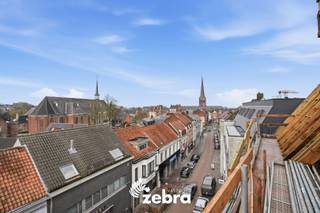 Villa Allegro is een exclusief nieuwbouwproject gelegen aan de Kortrijkstraat.<br /><br />Hier worden vier uitzonderlijk ruime appartementen en een handelspand gerealiseerd op een toplocatie in het centrum met winkels, horeca, cultuur, sport en openbaar vervoer op wandelafstand.<br />De appartementen onderscheiden zich door hun royale en doordachte indeling, grote raampartijen die overvloedig natuurlijk licht binnenlaten, en een verfijnde afwerking met uitsluitend hoogwaardige materialen, in harmonie met het luxueuze en kwalitatieve karakter van het gebouw.<br /><br />De appartementen beantwoorden aan de meest recente energetische normen en zijn uitgerust met vloerverwarming op basis van een individuele warmtepomp en een ventilatiesysteem voor een gezond binnenklimaat <br />Achteraan het terrein zijn private garages voorzien, bereikbaar via het Rameplein, evenals fietsenbergingen met een toegang langs de Nieuwstraat.<br /><br /><strong>Jouw woonwensen, jouw indeling.</strong><br />Kopers krijgen de mogelijkheid om de inrichting en afwerking af te stemmen op hun eigen stijl en behoeften, in samenspraak met de bouwheer.<br /><br /><strong>Villa Allegro bestaat uit volgende entiteiten :</strong><br />- Gelijkvloers: 275 m² handelsruimte - <strong>VERKOCHT </strong><br />- 1° Verdiep (1.1): 160 m² + 34 m² terrassen – 3 slpk – 2bdk - berging <strong>VERKOCHT </strong><br />- 2° Verdiep (2.1): 160 m² + 28 m² terrassen – 3 slpk – 2 bdk – berging - <strong>VERKOCHT </strong><br />- 3° Verdiep (3.1): duplex 116 m² + 11 m² terrassen – 2 slpk – bdk – berging<br />- 3° Verdiep (3.2): duplex 121 m² + 23 m² terrassen – 2 slpk – bdk – berging<br />- 5 privatieve bergingen <strong>VERKOCHT</strong><br />- Individuele fietsenbergingen<br />- 6 garages + 3 autostaanplaatsen (nog 2 garages te koop)<br /><br /><strong>Mogelijkheid tot aankoop aan 6% btw</strong> (i.p.v. 21%), indien u voldoet aan de voorwaarden.<br />Meer info hierover op kantoor.<br /><br />Bestuursmaatregelen in het maatregelenregister: nee<br /><br /><strong>Ook wild geworden van deze thuis? <br />Twijfel niet langer en leg vandaag nog uw afspraak op kantoor met de makelaar vast!</strong>