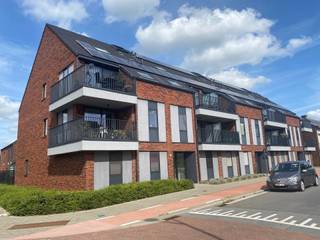 <p><span>ENERGIEZUINIG, RECENT EN KWALITATIEF APPARTEMENT MET 2 SLAAPKAMERS, ZUID-GEORIËNTEERD TERRAS, AUTOSTAANPLAATS EN KELDER</span></p><p><span>1ste verdieping met lift - centrale ligging nabij centrum en station Ruisbroek met vlotte bereikbaarheid via A12, N16 en N17</span></p><p><span> </span></p><p><span>Inkom met vestiaire / wc met handwas / living met eetplaats en super-ingerichte open keuken (totale opp.: 33m²) met toegang tot zuid-georiënteerd terras (2,5 x 2m) / berging met wasplaats / 2 slaapkamers (3,7 x 2,8m; 3,7 x 2,8m) / badkamer met wastafel en ligbad met douchemogelijkheid.</span></p><p><span> </span></p><p><span>Ondergrondse autostaanplaats / individuele kelderberging / gemeenschappelijke fietsenberging.</span></p><p><span> </span></p><p><span>Appartement beschikt over 2 zonnepanelen.</span></p><p><span> </span></p><p><span>Lasten: € 90 / maand.</span></p><p><span> </span></p><p><span>Appartement is bewoonbaar door maximaal 3 personen.</span></p><p><span> </span></p><p><span> </span></p>