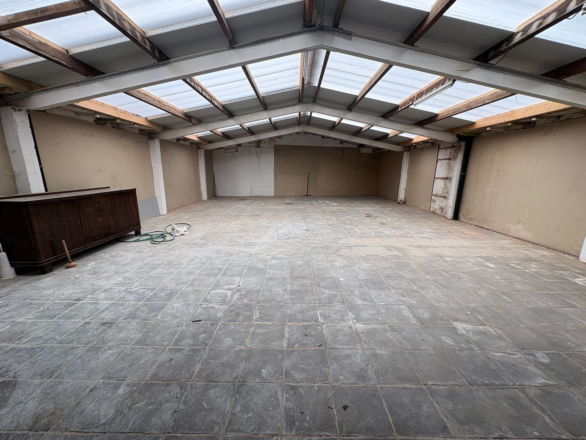 Ruime opslagplaats te huur te Kroonlaan Oostende! - foto 5