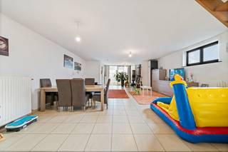 Roeselare : ruime lichtrijke duplexappartement met zolder voorzien van  2 slaapkamers en een groot zonneterras binnenin een woonerf. (opp 143 m²)Ben...
