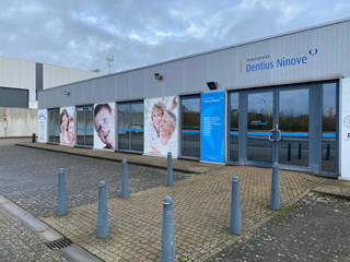 Industrial building of 650 m² for rent in Ninove, with easy access to the Expressway. Fixed furniture remains available. At the front of the...