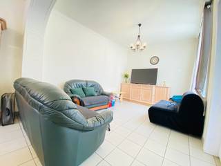 <strong>Menen: woning met 3 slaapkamers en 3 garages<br /><br />Indeling</strong><br />Je komt binnen via de inkomhal daar bevind zich aansluitend een ruime lichtrijke living die doorgang bied naar de koer en de 1ste garage. Aan de andere kant van de inkom zit de lichtrijke keuken voorzien van gasvuur en spoelbak. Naast de keuken zit de badkamer voorzien van lavabo, douche, toilet en voorzieningen wasmachine, droogkast. <br />Op de 1ste verdieping zijn er 3 ruime slaapkamers en toilet<br />Tot slot is er nog de zolder via vaste trap bereikbaar met de mogelijkheid voor nog 2 extra slaapkamers.<br /><br />Deze woning heeft in totaal 3 garages en veel opbergmogelijkheden<br /><strong>Troeven:</strong>
<ul><li>Ruime &amp; lichtrijke woning</li><li>3 garages beschikbaar</li><li>mogelijkheid tot 5 slaapkamers</li></ul>
bij deze woning geldt de renovatieplicht