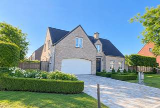 Prachtige, energiezuinige instapklare gezinswoning met 4 slaapkamers in Rijkevorsel
Instapklare en uitstekend onderhouden woning uit 2008, gelegen op een ruim hoekperceel van 892 m² in een rustige verkaveling, op wandelafstand van het centrum van Rijkevorsel.

Deze lichtrijke gezinswoning combineert ruimte, comfort en energiezuinigheid. Dankzij het EPC-label A en 15 zonnepanelen geniet u van een bijzonder gunstig energieverbruik.
De woning beschikt over een ruime inkomhal met gastentoilet, een bijzonder lichtrijke woonkamer, open keuken met grote raampartijen en prachtig zicht op de tuin. De keuken sluit aan op een praktische berging en ruime wasplaats. De dubbele inpandige garage van 32 m² biedt plaats aan twee wagens en extra bergruimte.

Op de eerste verdieping bevinden zich 4 ruime slaapkamers, allemaal voorzien van rolluiken en airco die zowel kan koelen als verwarmen. De ruime badkamer beschikt over een ligbad, inloop(regen)douche dubbele lavabo en toilet.
Een ruime zolder zorgt voor extra opslagmogelijkheden.
De volledig omheinde zuid oost gerichte tuin biedt volop privacy en beschikt achteraan over een ruime oprit, carport en tuinhuis. Tijdens de koudere maanden kan de houtkachel in de woonkamer voor extra warmte en sfeer zorgen.

Belangrijkste troeven:
EPC-label A + 15 zonnepanelen
Ruim hoekperceel van 892 m²
4 Ruime slaapkamers met airco
Zeer lichtrijke leefruimte met zicht op de tuin
Dubbele inpandige garage van 32 m²
Extra aparte oprit met carport en tuinhuis
Rustige ligging op wandelafstand van het centrum
Een ruime, comfortabele en energiezuinige gezinswoning op een uitstekende locatie.
Absoluut een bezoek waard!
Indien u meer info wil of even wil komen kijken dan kan u ons steeds telefonisch contacteren op 0496 65 09 49 of 0496 06 92 98.