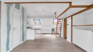 Studio op de 2e verdieping te koop, gelegen in het centrum van Paal, op wandelafstand van diverse winkels en met een vlotte aansluiting op de oprit van de E313.<br /><br />De studio omvat een lichtrijke leefruimte met open, recent vernieuwde keuken, volledig uitgerust met alle toestellen, inclusief vaatwasser. De moderne badkamer is eveneens recent gerenoveerd en voorzien van een inloopdouche. Daarnaast beschikt de woning over een dressing en een gezellige mezzanine die perfect dienst kan doen als slaapgedeelte.<br /><br />Aan de achterzijde bevindt zich een ruim en zonnig terras waar het aangenaam vertoeven is. <br /><br /><strong>Pluspunten:</strong><br />Elektriciteit volledig conform<br />EPC-label B (geen renovatieplicht)<br />Geen asbest<br />Uitstekende ligging in het centrum van Paal<br />Vlotte verbinding naar E313<br />Dicht bij winkels en voorzieningen<br />Recent vernieuwde keuken en badkamer<br />Zonnig en ruim terras