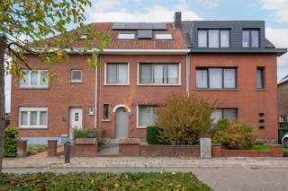 Volledig gerenoveerde rijwoning met zonnig terras, tuinatelier en hedendaags wooncomfortIn het hart van Schoten, op een boogscheut van de kerk,...