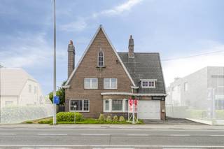 Op een uitgestrekt perceel van 957 m² in Kuurne, met een uitstekende ligging nabij de R8, Kortrijk en belangrijke invalswegen, staat deze charmante open bebouwing met vier slaapkamers te koop. De woning combineert klassieke elementen met de mogelijkheid tot een moderne invulling. De lichte leefruimtes, de royale volumes en de zonnige tuin bieden een ideale basis voor wie op zoek is naar ruimte en potentieel. Zoek je een droomhuis met karakter en tal van mogelijkheden? Dan is dit precies wat je zoekt!Indeling:Gelijkvloers:- De ruime inkomhal verwelkomt je en leidt naar een gastentoilet.- De lichtrijke leefruimte, sfeervol opgedeeld in een eet- en zitgedeelte, biedt volop plaats voor ontspanning en gezelligheid.- Aansluitend vind je een gezellige bar, perfect voor het ontvangen van vrienden en familie.- De functionele keuken is voorzien van een kookplaat, dampkap, dubbele spoelbak en voldoende opbergruimte in de inbouwkasten.- Een praktische doucheruimte met toilet, lavabo en douche is eveneens aanwezig.- Verder is er een berging/wasplaats en een ruime garage.Eerste verdiep:- Hier bevinden zich vier volwaardige slaapkamers, ideaal voor een groot gezin of voor wie extra ruimte zoekt voor een kantoor of hobbykamer.- De badkamer is uitgerust met een dubbele lavabo en een comfortabele inloopdouche.Extra's:- De grote, zonnige tuin vormt een oase van rust en privacy. Een ideale plek voor buitenactiviteiten en ontspanning.- Het pand beschikt over een droge kelder en biedt veel parkeermogelijkheden op eigen terrein.Wenst u meer info over deze woning of wenst u een bezoek ter plaatse? Contacteer Yoshi Vandeginste (0474 49 50 38 - yoshi.vandeginste@dewaele.com)