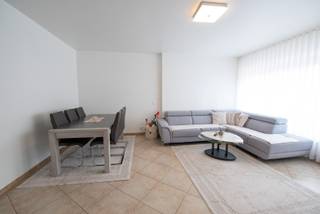 Goed onderhouden, gezellig appartement in het centrum van Zulte met zicht op het Gaston Martensplein.Praktische indeling: inkom met toilet,...
