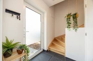 <strong>SMAAKVOLLE, ZEER ENERGIEZUINIGE GEZINSWONING MET 3 SLAAPKAMERS, ZONNEPANELEN EN KNAP AANGELEGDE TUIN OP GEZINSVRIENDELIJKE LOCATIE TE GENK (TERMIEN) !<br /><br /></strong>Deze instapklare, halfopen gezinswoning is gelegen in een doodlopende straat in een rustige en gezinsvriendelijke buurt te Termien in Genk. Deze ligging impliceert een zeer vlotte verbinding met het centrum van Genk, naar omliggende steden Hasselt en Diepenbeek, alsook de oprit naar de autostrade via de Westerring. Op wandelafstand word je getrakteerd op de groene omgeving van “De Maten” en op fietsafstand op het gezellige en groene domein Bokrijk.<br /><br />Deze bijna energie neutrale (BEN-)woning met een negatief E-peil van -13 werd vervolledigd in 2019 (met een gelijkvloerse uitbreiding van de woning die vervolledigd werd in 2024) op een westelijk gericht perceel van 3a75ca en wordt gekenmerkt door de keuze van veel lichtinval, gebruik van strakke, smaakvolle materialen en energetisch waardevolle technieken. Deze prachtige woning bevindt zich zo goed als in nieuw-staat.<br /><br />Deze woning werd onder andere voorzien van verwarming via elektrische warmtepomp met geïntegreerde warmwaterboiler in combinatie met vloerverwarming, daarnaast zeer goed isolerende PVC profielen met driedubbele beglazing, 4.800 wp zonnepanelen, 4 split-airco toestellen, ventilatiesysteem D, een regenwaterput van 5.000l (aangesloten op de<span> </span>buitenkraan en toiletten).<br /><br />Gelijkvloers vind je eerst de inkomhal met gastentoilet, rechts de ruime leefruimte met handige, ingebouwde bureauhoek en een (gedeeltelijk) open keuken afgewerkt met granieten werkbladen en alle nodige toestellen (afwasmachine, spoeltafel met uitneembare mengkraan en afdruipzone, koel- en vriescombinatie, heteluchtoven, combi-microgolfoven, vitro-keramisch kookvuur en inbouw-afzuigkap). Naast de keuken tref je een uiterst handig ingerichte wasplaats/berging. De gelijkvloerse verdieping loopt dan verder in de extra, aangebouwde leefruimte voorzien van grote raampartijen (aluminium) en zonnewerende lichtstraat / lichtkoepel. Deze ruimte biedt op haar beurt toegang naar terras en tuin.<br /><br />Terug in de inkomhal, leidt de trap je naar de ruime nachthal met technische berging, die verder naar de 3 slaapkamers leidt (waarbij de twee grootste werden uitgerust met elektrische rolluiken en de derde slaapkamer ingericht werd als volledig uitgeruste dressing) met daarna de ruime badkamer voorzien van dubbele wastafel, toilet en XL-inloopdouche.<br /><br />Ook bij de buitenzijde van de woning mag zeker even worden stilgestaan. De oprit (waterdoorlatende verhardingen) biedt makkelijk ruimte voor 2 wagen. De westelijk gerichte tuin werd volledig aangelegd, omheind en is eveneens via de tuinpoort te betreden. Een ruim betegeld zonneterras, uitgerust met elektrische zonneluifel (met wind- en regensensor) zorgt voor heerlijke zonnige avonden. Het geïsoleerd tuinhuis uit thermowood zorgt dan weer bergruimte voor fietsen en tuingerief en een gezellige overdekte terrashoek.<br /><br />Deze woning is de perfecte match voor een jong koppel / jong gezin of de bewoner die de té grote woning inruilt voor een zo goed als nieuwe, onderhoudsvriendelijke woning.<br /><br />Interesse? Contacteer ons op 011/96.51.76 of mail naar info@momentumvastgoed.be.