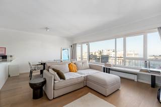 <p>Te koop: twee slaapkamer appartement in het centrum van Oostende, met prachtig zeezicht en panoramisch uitzicht over de stad.</p>

<p> </p>

<p>Dit appartement ligt op een toplocatie in de Europacentrum, op wandelafstand van zee, park en treinstation. Dankzij het open zicht en de twee terrassen geniet u de hele dag door van licht en ruimte. Het panoramisch uitzicht over de stad maakt elke dag bijzonder, terwijl de ligging in een toeristische zone en nabij openbaar vervoer zorgt voor optimaal gemak.</p>

<p> </p>

<p>Belangrijkste ruimtes:<br />• Woonkamer met grote ramen en toegang tot terras<br />• Volledig uitgeruste keuken<br />• Twee slaapkamers<br />• Badkamer met inloopdouche<br />• Berging met aansluiting voor wasmachine en technische ruimte<br />• Twee terrassen (noord-west en zuid-oost georiënteerd)<br />• Inkomhal en apart toilet</p>

<p> </p>

<p>Troeven:<br />• Open zicht en veel lichtinval<br />• Panoramisch uitzicht over de stad<br />• Twee terrassen met verschillende oriëntaties</p>

<p> </p>

<p>Meer info of een bezoek plannen? Contacteer Charlotte via 059 77 00 90 of charlotte@eraservimo.be.</p>