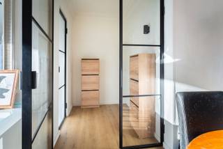 Omgeving<br /><br />Dit prachtige appartement geniet van een centrale en gunstige ligging, met scholen, winkels en dagelijkse voorzieningen op wandelafstand. Dankzij de vlotte verbindingen naar belangrijke invalswegen is ook de bereikbaarheid uitstekend. Een ideale uitvalsbasis voor wie comfortabel en praktisch wil wonen, met alles binnen handbereik. Ook de Antwerpse stadsvelo kan je vinden voor de deur. <br /><br />Beschrijving<br />Dit appartement op de negende verdieping werd volledig gerenoveerd met oog voor modern comfort en een kwalitatieve afwerking. Bij het binnenkomen ontdek je een lichtrijke en ruime woonkamer, waar grote raampartijen zorgen voor een aangename natuurlijke lichtinval. Aansluitend bevindt zich de volledig uitgeruste keuken, voorzien van moderne apparatuur.<br />Verder beschikt het appartement over twee comfortabele slaapkamers en een stijlvolle badkamer met inloopdouche. Een praktische berging zorgt voor extra opbergruimte en maakt het geheel compleet. In de nachthal is er nog een aparte kast voorzien waar momenteel een wasmachine is geïnstalleerd. <br />De lichtrijke woonkamer sluit mooi aan op het terras, dat zich uitstrekt over de volledige breedte van het appartement. <br />Momenteel is het appartement verhuurd aan € 1.425 per maand, wat het eveneens interessant maakt als investering.<br /><br />Belangrijke troeven <br />- Extra kelder aanwezig <br />- Optioneel aan te kopen: ondergrondse staanplaats voor € 27.500<br /><br />Verplichte vermeldingen<br />-EPC161 kWh/m² jaar, P-score: C, G-score: A - Vg, Wg, Gmo, Gvkr, Gvv