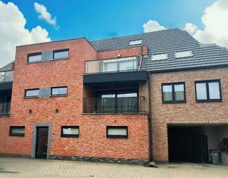 Luxe appartement in het centrum. <br />Modern en instapklaar appartement gelegen op de eerste verdieping van een recent gebouw, voorzien van lift.<br />Het appartement omvat een ruime inkomhal, een lichtrijke leefruimte met parketlook vloer en een open, volledig ingerichte keuken uitgerust met inductiekookplaat, dampkap, oven, vaatwasser en ijskast. Aansluitend bevindt zich een berging met aansluiting voor wasmachine en droogkast.<br />Er zijn twee slaapkamers, eveneens voorzien van parketlook vloer, de badkamer is uitgerust met een inloopdouche, lavabomeubel en hangtoilet. Verder nog een aangenaam terras met voldoende privacy.<br />Dit appartement biedt comfort, kwaliteit en een uitstekende ligging in het hart van het centrum, met winkels, openbaar vervoer en horeca op wandelafstand.<br />Huurprijs 850 euro + 60 euro vaste kosten/maand<br />Mogelijkheid om garage bij te huren 60 euro. <br />Beschikbaarheid januari 2026. <br />Verdere info en bezichtiging via mail. <br />EPC 99