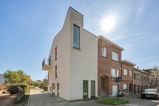 <strong>Laatste appartement te koop: instapklaar en interessant als investering</strong><br /><br />In de centraal gelegen buurt <strong>Leerlooierij in Zaventem</strong> is er nog <strong>slechts één appartement</strong> te koop. Grijp nu je kans op dit unieke 1-slaapkamerappartement in hartje Zaventem, gelegen in een groene en rustige omgeving met uitstekende bereikbaarheid.<br /><br />Het appartement heeft een <strong>speelse en functionele indeling</strong> dankzij de verschillende niveaus, wat zorgt voor een ruimtelijk en aangenaam woongevoel. Dankzij de <strong>centrale ligging in Zaventem</strong> vormt dit appartement de ideale woonoplossing voor <strong>(young) professionals, koppels of alleenstaanden</strong> die op zoek zijn naar comfort, groen en mobiliteit. Bovendien is het appartement aantrekkelijk geprijsd, wat het extra interessant maakt.<br /><br />Ook als <strong>investering in Zaventem</strong> is dit appartement een uitstekende keuze. Het biedt een <strong>interessant bruto huurrendement</strong> en bevindt zich in een regio met een grote en stabiele huurvraag, waardoor het appartement vlot verhuurbaar is.<br /><br />Sla nu je slag en koop dit allerlaatste appartement te koop in het project Leerlooierijstraat. Het appartement is afgewerkt en snel beschikbaar, ideaal voor wie onmiddellijk wil verhuizen of snel een huurrendement wil realiseren.<br />