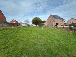 <p>Deze woning biedt een uitstekende kans voor wie op zoek is naar een project met eindeloze mogelijkheden. <br />Gelegen op een rustige en centrale locatie, biedt de woning een prachtig uitzicht aan de achterzijde, <br />waar je kunt genieten van een panoramisch uitzicht over het omliggende landschap. <br />Met een ideale zuidoriëntatie profiteer je hier van volop zonlicht gedurende de dag. <br />De woning zelf is volledig te renoveren of zelfs af te breken, wat het een perfecte gelegenheid maakt om je droomhuis te realiseren. <br /><br />Goede verbindingen Leuven, openbaar vervoer, E40, ziekenhuis Pellenberg en de school.<br />Maak een afspraak via admin@immodrome.be of 016/23.47.23</p>