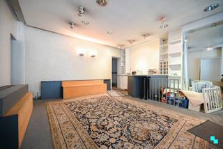 Deze erg centraal gelegen handelsruimte met bijhorende woonst in centrum Izegem geniet o.a. van vier slaapkamers, voldoende stockagemogelijkheden...