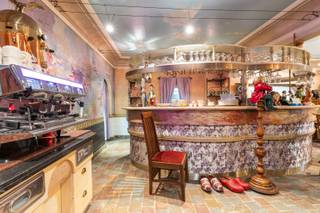 <p><strong>Horecapand te koop op toplocatie in Zeebrugge – Residentie <em>Palace Hotel.</em></strong></p>
<p>Bent u op zoek naar een unieke kans om uw eigen horecazaak te starten aan de kust? Dit commercieel pand op Zeedijk 2<strong> </strong>te Zeebrugge, gelegen in de iconische residentie <em>Palace Hotel</em>, staat te koop en biedt dé ideale basis voor een nieuw culinair of hospitalityconcept. Het pand werd jarenlang succesvol uitgebaat als horecazaak en is daardoor perfect uitgerust voor ondernemers die meteen aan de slag willen. De uitstekende zichtbaarheid en de ligging op de zeedijk zorgen voor een constante stroom potentiële klanten, van strandbezoekers tot locals en dagjestoeristen.<br /><br /><strong>Indeling: </strong><br />Inkomhal, consumptieruimte, bar, 2 keukens, stockageruimte, sanitaire voorzieningen. <br /><br /><strong>Troeven:</strong></p>
<ul><li>Toplocatie.</li><li>Historisch karakter en sterke commerciële uitstraling.</li><li>Mogelijkheid tot het aankopen van een studio.</li><li>Perfect voor ondernemers die een nieuwe zaak willen lanceren.</li></ul>
Meer informatie? Contacteer Ayita op 0496 13 43 12.